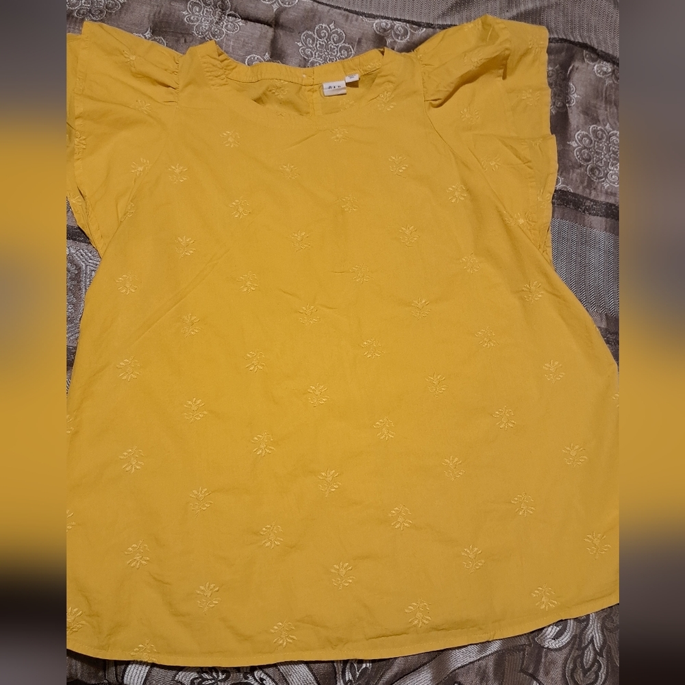 Gap with flower embroidered flutter sleeve top